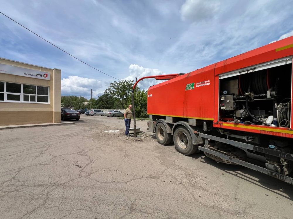 Сергей Козенко: На территории Краснодонского округа продолжается работа бригады ООО «ТюменьБурСтрой» шефа-региона, специалисты которой проводят аварийно-восстановительные работы на сетях водоснабжения и водоотведения