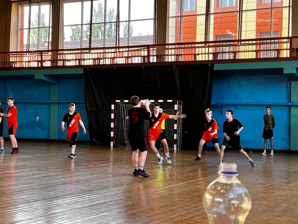 С 22 по 24 мая в Брянковской спортивной школе проходил турнир по гандболу памяти заслуженного тренера В.Н. Подколзина