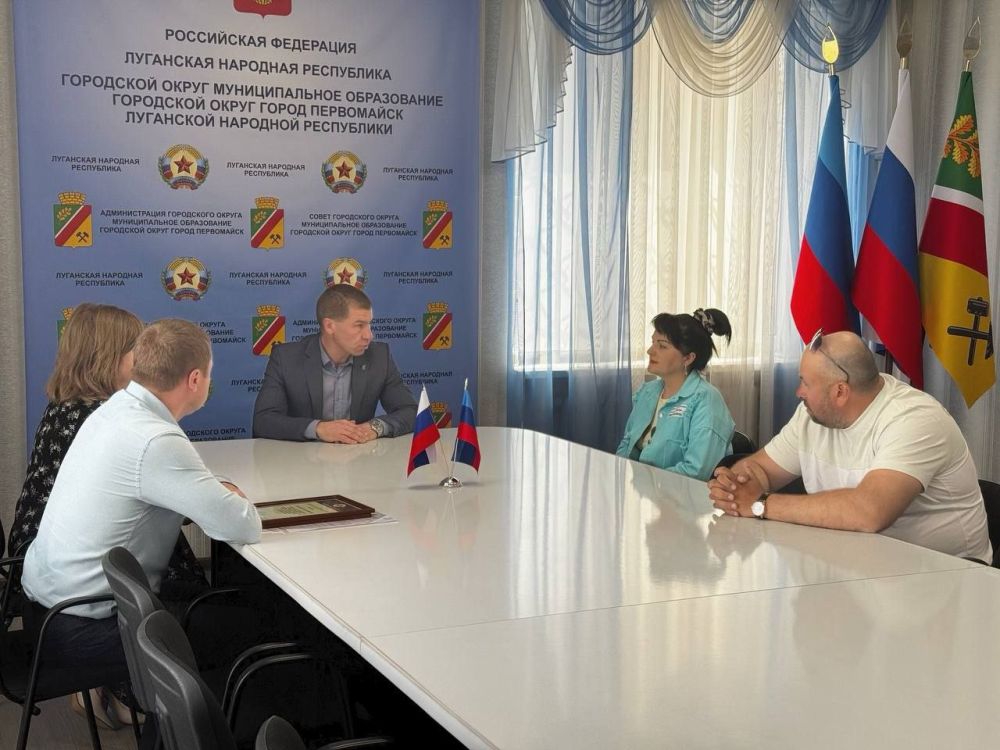 Сергей Колягин: Сегодня, в День российского предпринимательства, вместе с председателем Совета городского округа Светланой Пшеничниковой выполнили почетную миссию - вручили Благодарности Министерства промышленности и...