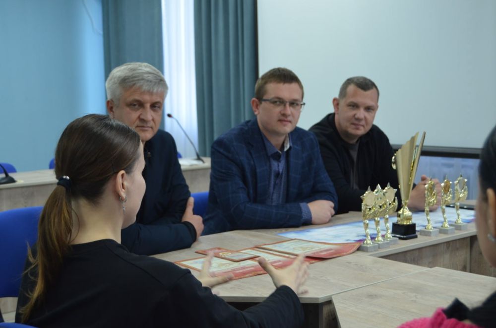 Для юных талантов Брянки и их преподавателей май стал месяцем непростым, но очень результативным