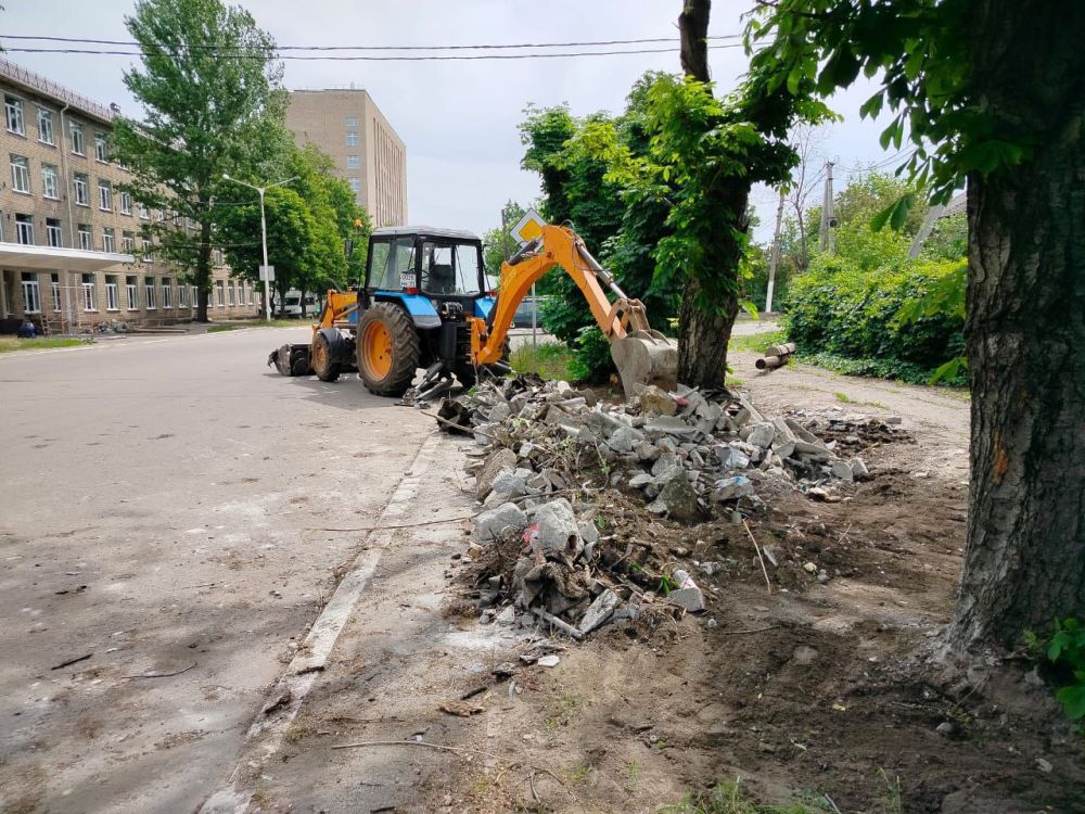 Коммунальные службы проводят работы на территории города