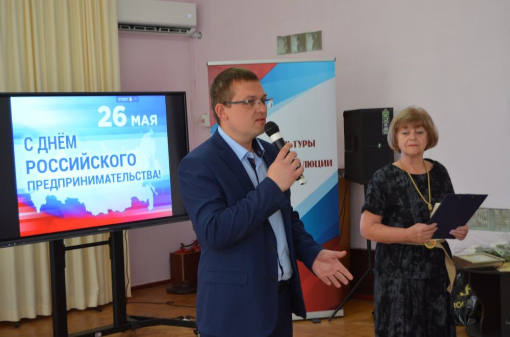 Евгений Морозов: Сегодня, в День российского предпринимательства, чествовали целеустремленных и активных людей, которые сумели создать успешный бизнес, уверенно заняли свою нишу в городской экономике и активно участвуют в...