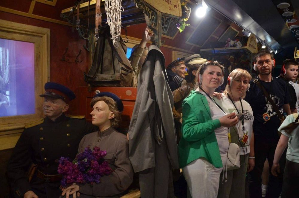 Андрей Рубанцов: Преподаватели Ровеньковского технико-экономического колледжа посетили Поезд Победы! «Поезд Победы» — это первая в мире иммерсионная инсталляция, размещённая в движущемся составе поезда