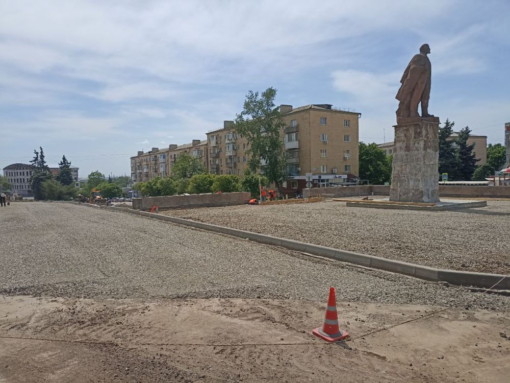 Сергей Козенко: В городе Краснодоне в рамках специального инфраструктурного проекта специалисты подрядной организации ООО «Артстрой» проводят Благоустройство территории Аллеи Дружбы