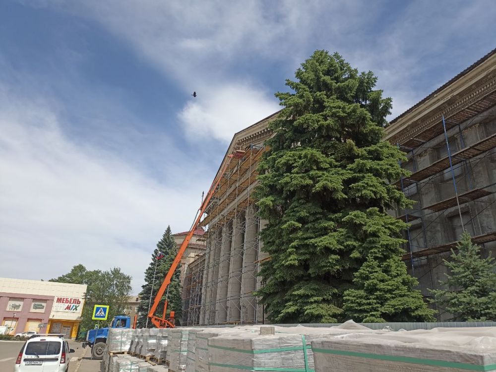 Сергей Козенко: В городе Краснодоне, в рамках специального инфраструктурного проекта, в сотрудничестве с шефом-регионом Тюменской областью специалистами подрядной организации ООО «Артстрой», проводятся работы по капитальному...