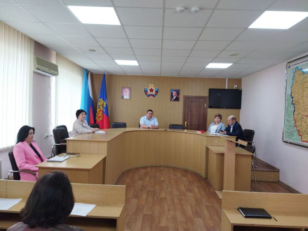 Глава городского округа город Ровеньки Андрей Рубанцов понедельник начал с традиционного рабочего совещания