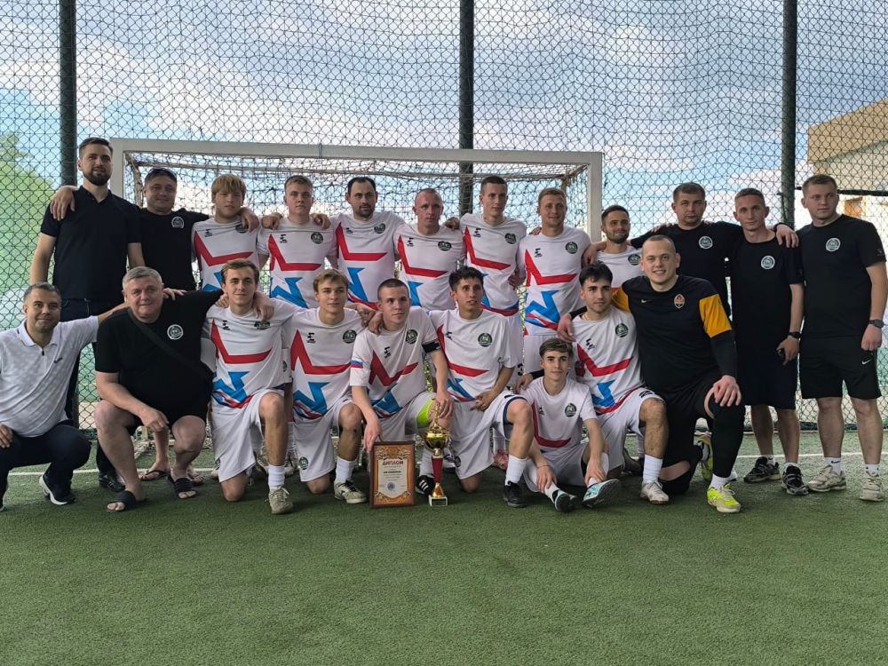 Вячеслав Третьяков: Наша славная команда, ФК "Кременная", в честной и бескомпромиссной борьбе, продемонстрировав несгибаемую волю к победе, одолела команду "Донские Угли" из города Свердловска! Со счётом 5-3 наши футболисты...