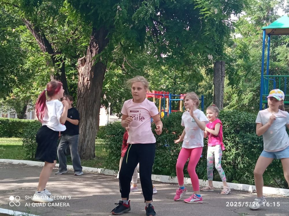 Всем привет! Мы продолжаем заниматься танцами в парке дворца культуры