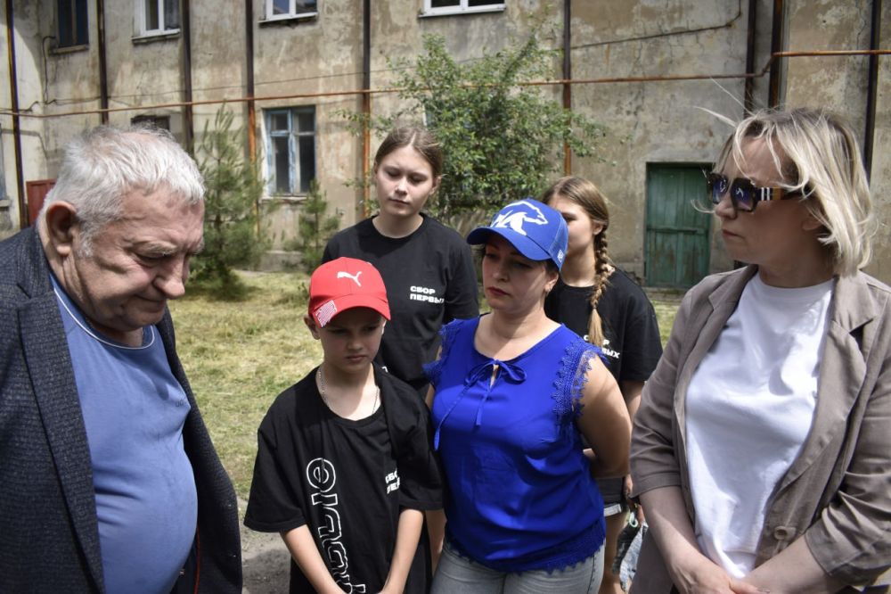 Активисты местного отделения «Единой России» и представители Администрации городского округа город Брянки и регулярно навещают ветеранов и долгожителей города