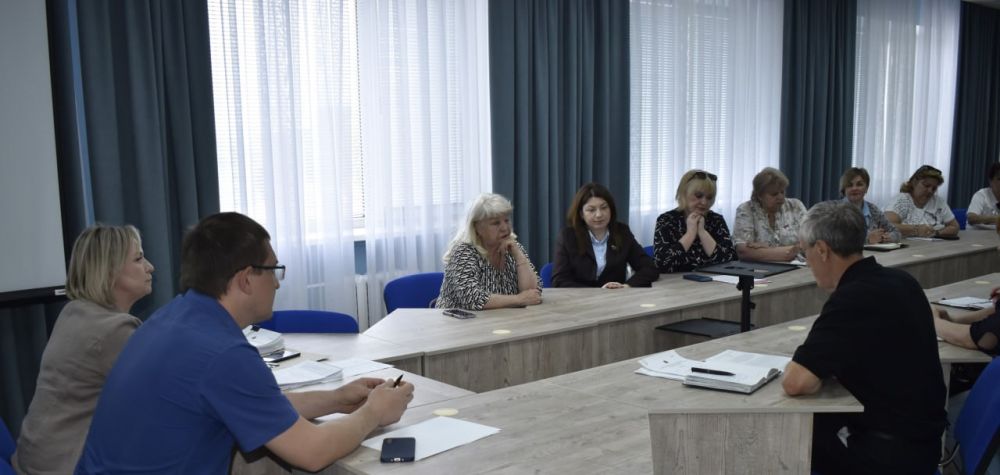 27 мая в зале заседаний Администрации города Брянки состоялся «Депутатский час», на котором депутаты обсудили повестку дня очередного заседания Совета городского округа города Брянки, и озвучили ряд вопросов, заданные...