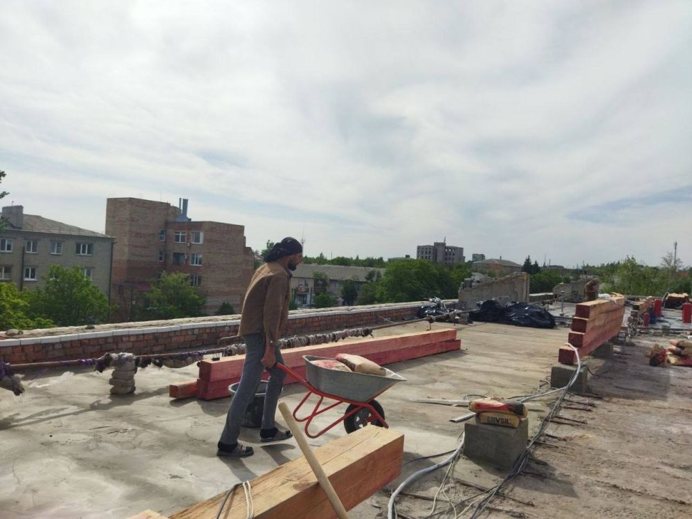 Андрей Рубанцов: В рамках реализации Региональной адресной программы капитального ремонта общего имущества в многоквартирных домах на территории ЛНР на 2024–2026 годы в городском округе город Ровеньки ведутся работы по...