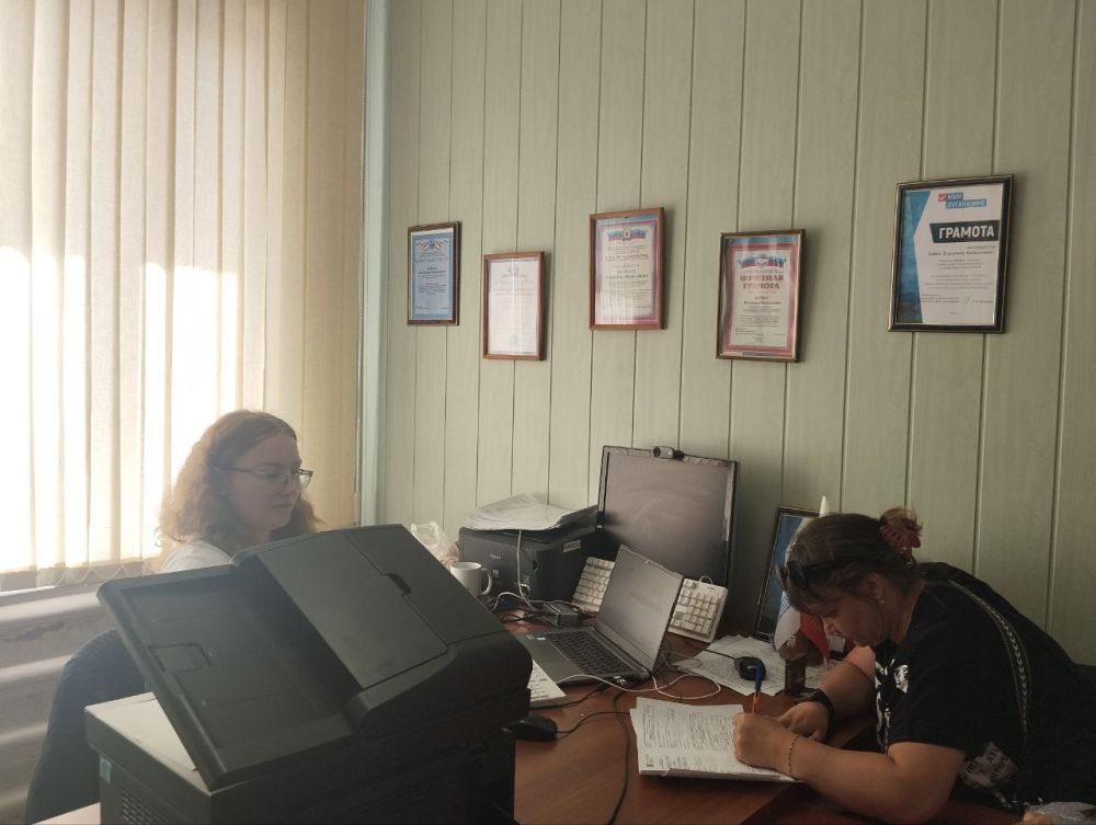 27 мая 2025 года мобильный офис МФЦ ЛНР провели выездной прием в Миусинске на базе отдела жизнеобеспечения