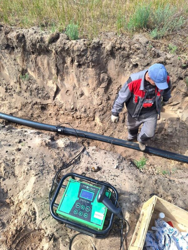 Сотрудники МУП "ПУ ВКХ Города Рубежное" осуществили замену магистрального трубопровода на улице Озёрной