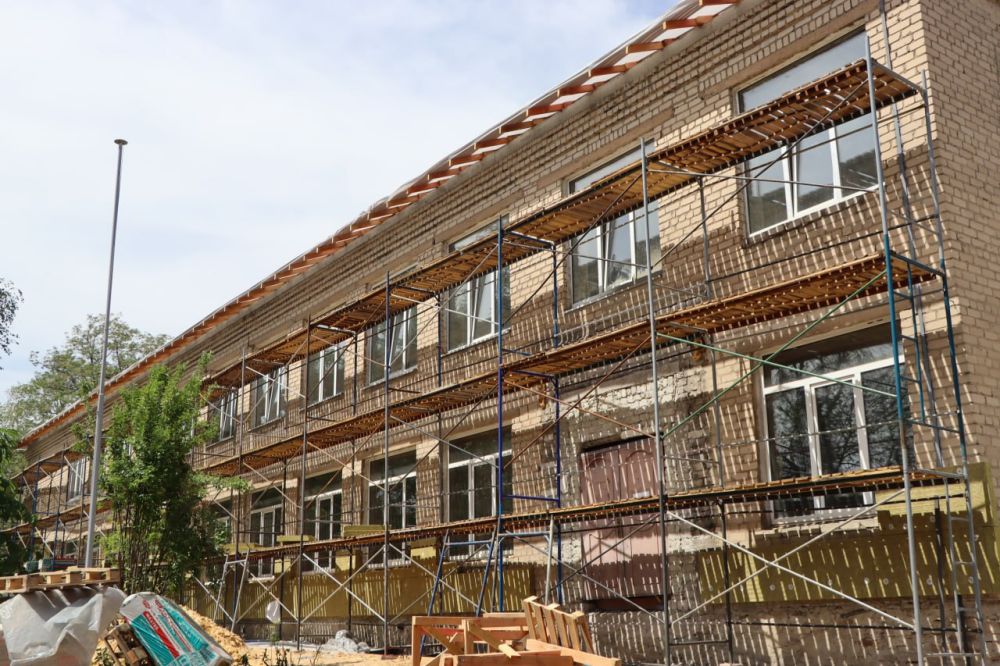 Евгений Бондарь: Совместно с Сенатором Российской Федерации от Луганской Народной Республики Ольгой Бас, региональным координатором партпроекта «Новая школа» Олегом Ковалем, парламентариями, представителями родительской...