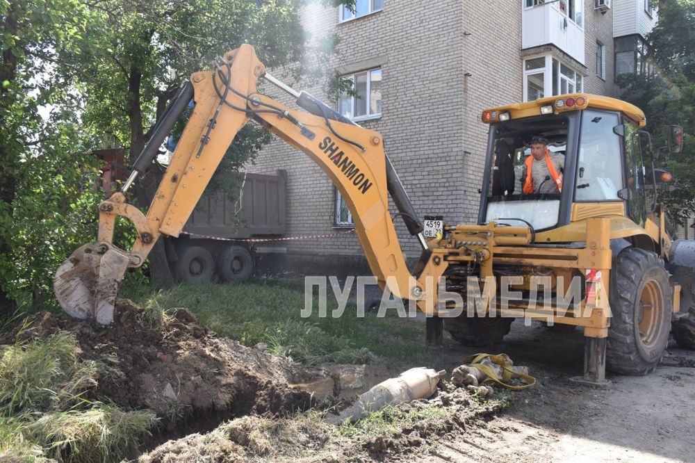 Тюменские специалисты ведут замену водовода на квартале Титова