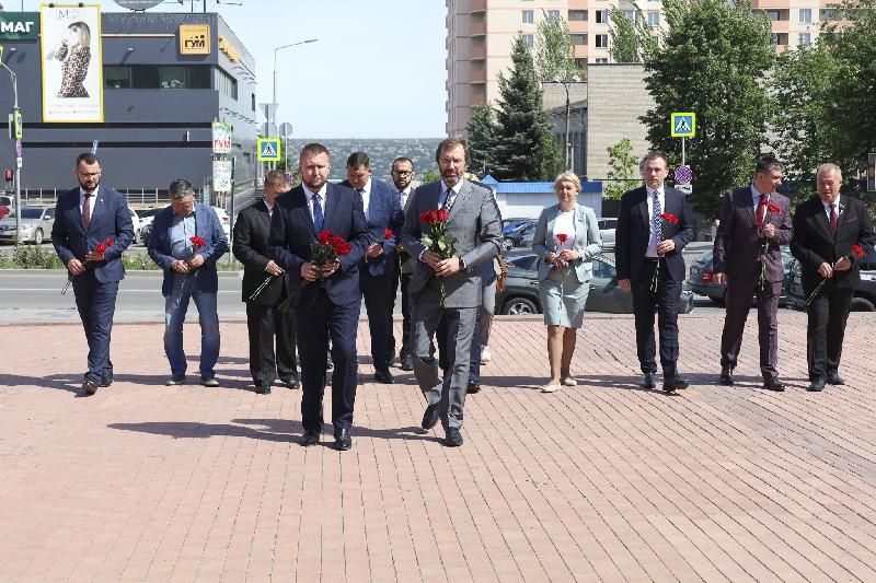Представители Народного Совета и делегация Заксобрания Иркутской области возложили цветы к памятному знаку «Они отстояли Родину» (фоторепортаж)