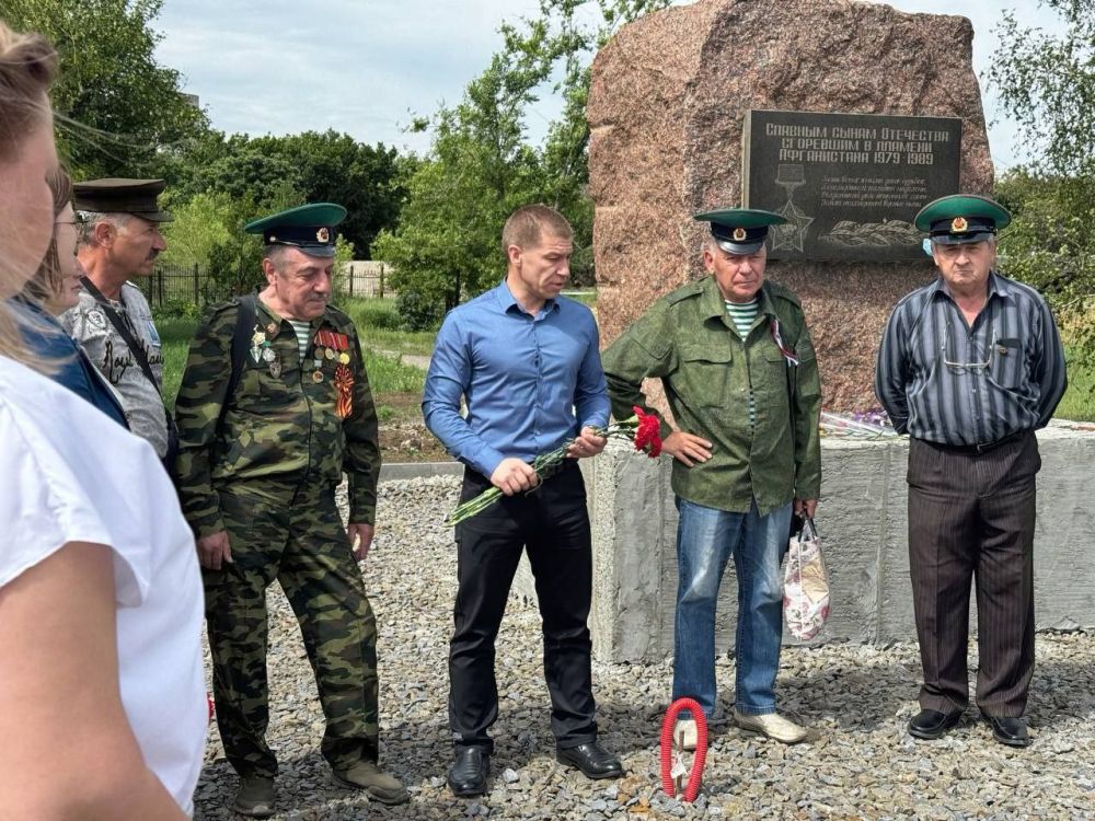 Сергей Колягин: Сегодня, в День пограничника, вместе с коллегами, активистами местного отделения ВПП «Единая Россия», а также ветеранами Афганистана, которые защищали рубежи нашей страны от террористических группировок...