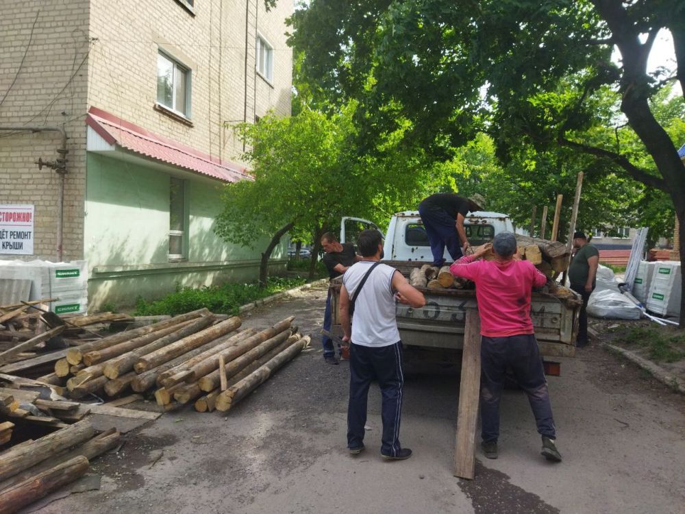 Андрей Рубанцов: В городском округе город Ровеньки ведутся работы по капитальному ремонту кровель многоквартирных домов № 15 по улице Коммунистическая и домов № № 19, 21 по улице Ленина