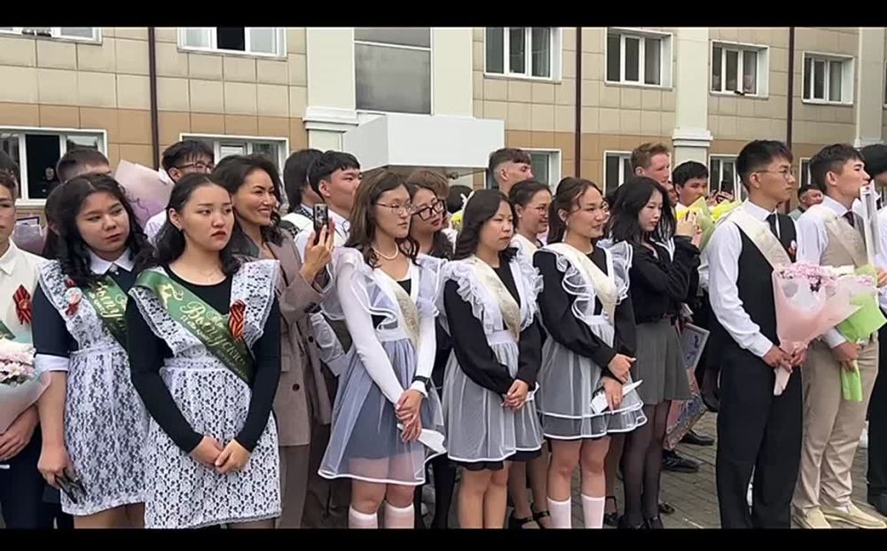 Выпускники Зимогрья и Алтая поздравили друг друга с окончанием школы