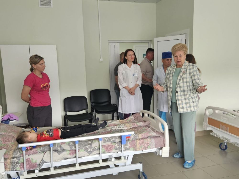 Ольга Бас: Сегодня посетила Станицу Луганскую и ознакомилась с результатами масштабной работы, проведенной в Центральной районной больнице, музее казачества, на площади Героев Сталинграда и в местном ДК