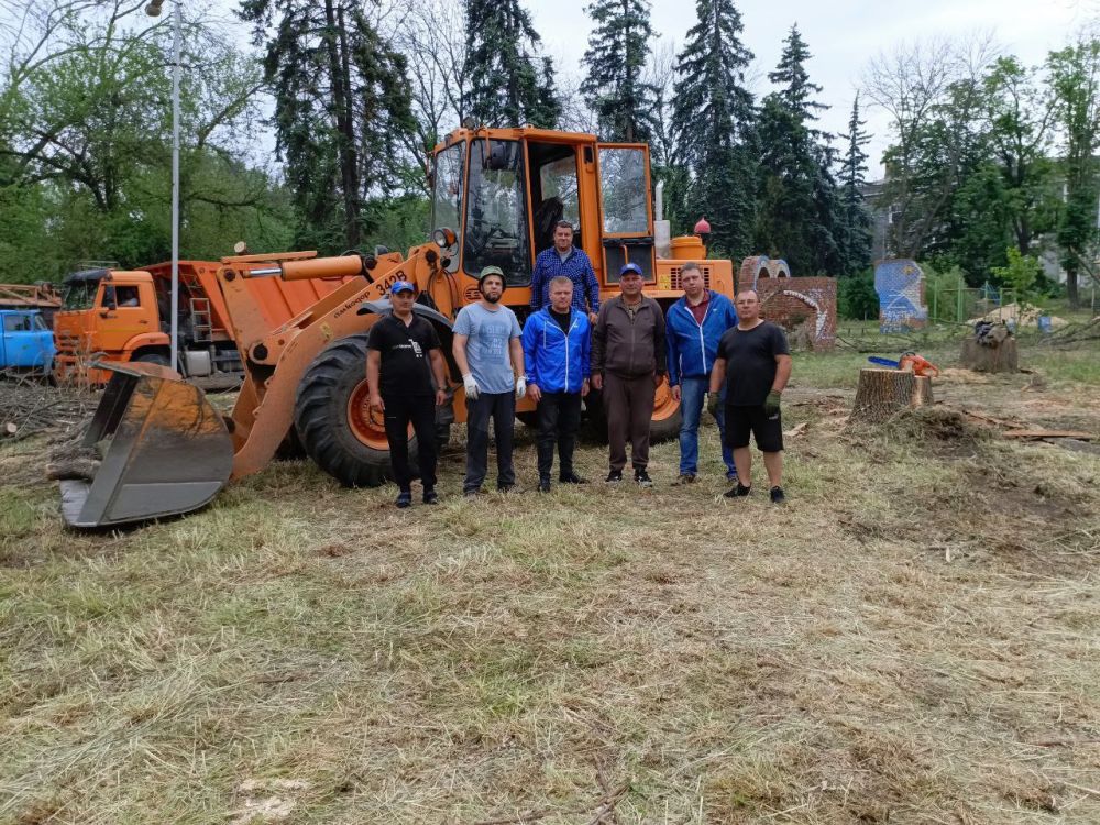 Лисичанские единороссы провели субботник на территории города