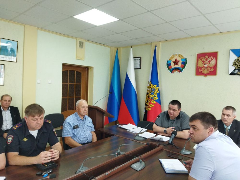 Сегодня в Администрации городского округа состоялось расширенное совещание с руководителями структурных подразделений Администрации городского округа, руководителями организаций и учреждений городского округа города Ровеньки