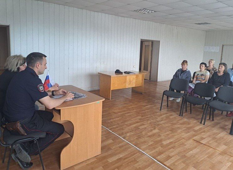 В селе Великий Суходол жителям провели профилактическую беседу о мошенниках