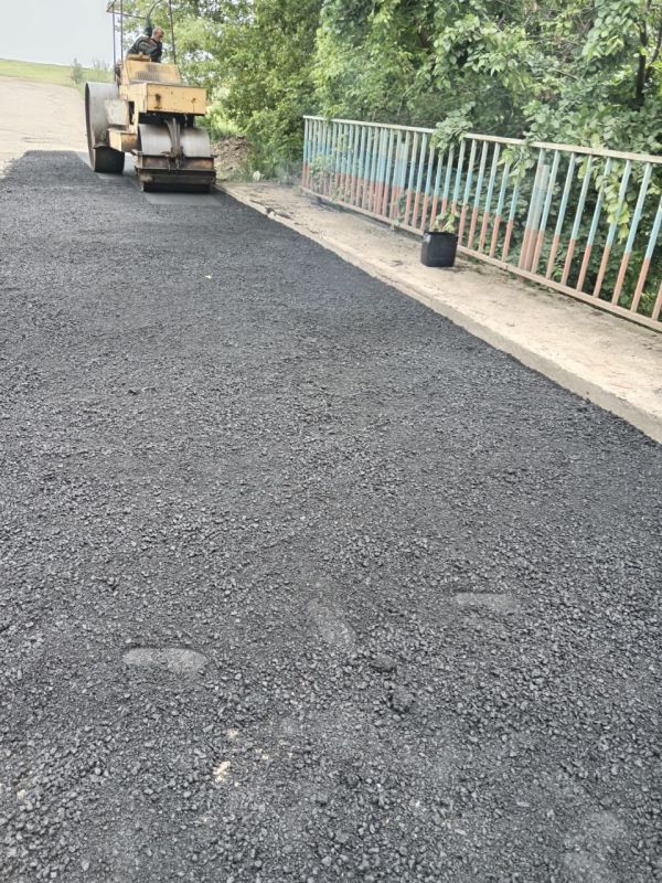 Сергей Козенко: Работники Филиала «Краснодонский автодор» ГУП ЛНР «Луганский автодор» продолжают осуществлять работы по ямочному ремонту на участке автомобильной дороги, соединяющей пгт Орджоникидзе и село Верхнешевыревка