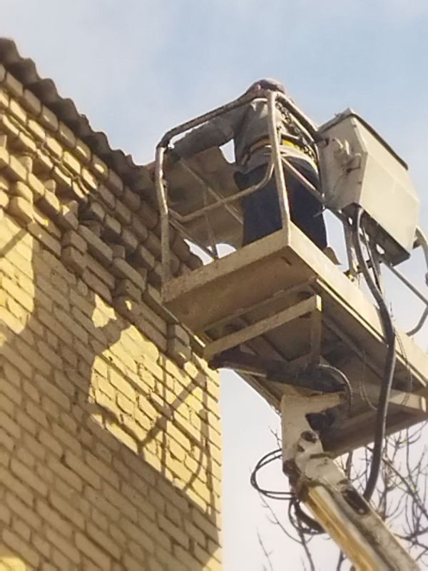 Андрей Рубанцов: Специалистами МУП "РЖКП" города Ровеньки, в рамках плановых работ, выполнены работы по ремонту шиферной кровли в ответ на заявки жителей многоквартирных домов по адресам: ул. Чехова, 19, ул. Фрунзе, 74,84...