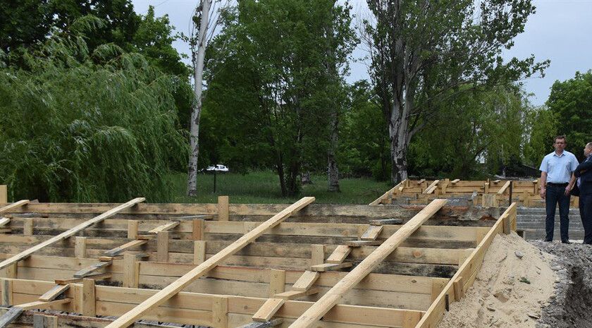 Зона для отдыха появится у въезда в центральную городскую больницу в Брянке в июне