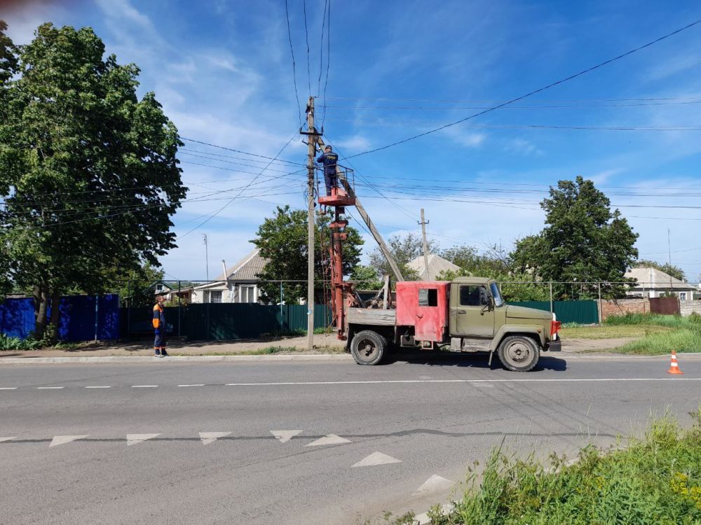 В рамках Народной программы Единой России в городе Петровское выполняются работы по ремонту наружного освещения