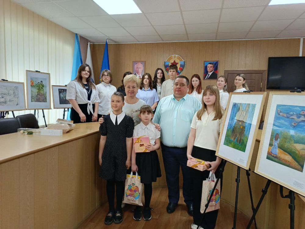 Сегодня в Администрации городского округа состоялось чествование участников и победителя четвертого этапа Всероссийского конкурса детского рисунка «Жизнь, делённая на граммы», посвященного 80-летию Победы советского народа в...