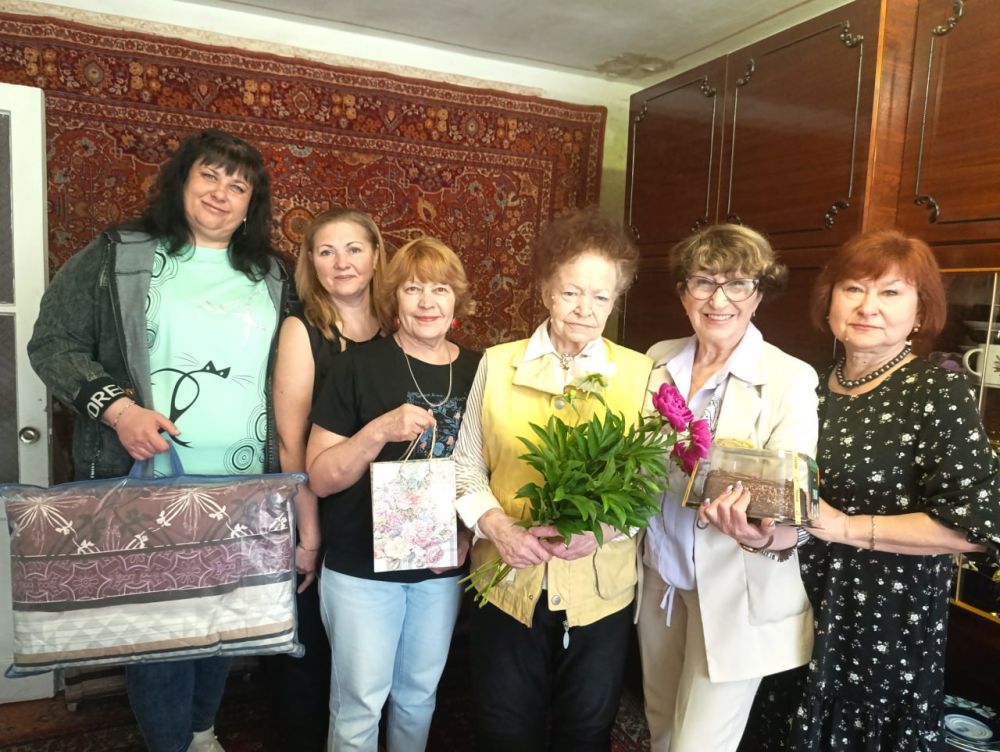 Председатель Совета городского округа Рубежное Нелли Задирака совместно с сотрудниками администрации поздравили почетного жителя Негребецкую Ларису Антоновну с Днем рождения