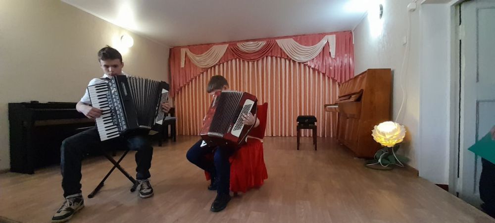 Преподаватель Лисичанской детской музыкальной школы №2 Людмила Воронина-Деревянко организовала сольный концерт учащихся своего класса, под названием "Эстафета"