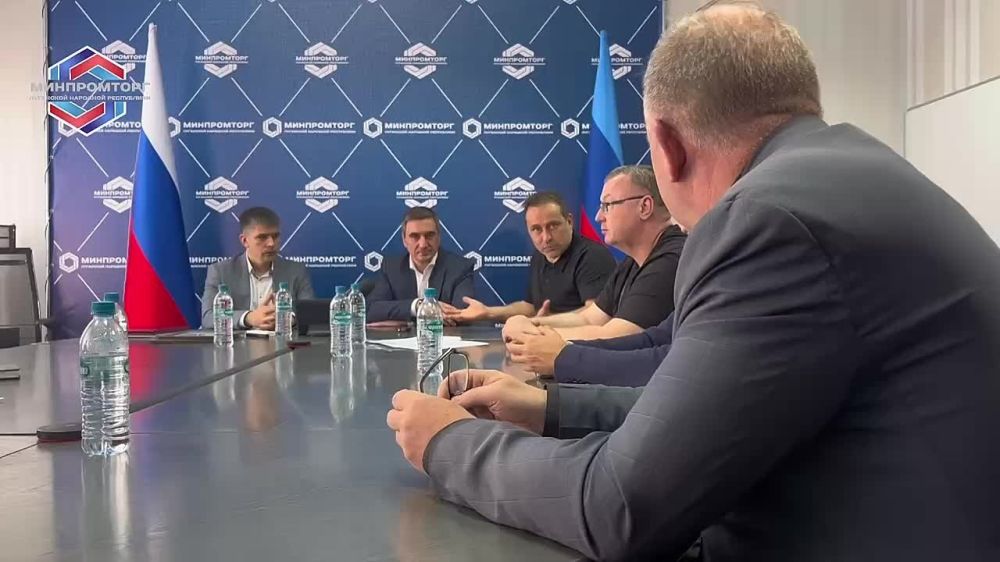 Первый заместитель председателя Комитета Государственной Думы по физической культуре и спорту Дмитрий Свищев совместно с Министром промышленности и торговли ЛНР Владиславом Варшавским и Министром спорта ЛНР Олегом...