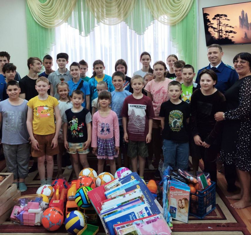 В преддверии Международного дня защиты детей работники прокуратуры республики посетили воспитанников школы-интерната Ирминскую специальную (коррекционную) школу-интернат для детей - сирот, в том числе с особенностями развития