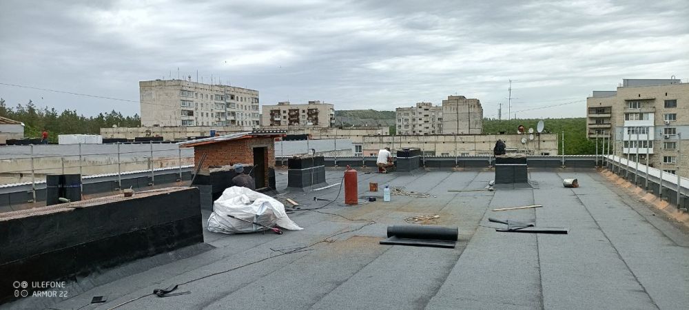 Сергей Козенко: В рамках специального инфраструктурного проекта в Краснодоне продолжаются работы по капитальному ремонту мягкой кровли многоквартирного жилого дома по адресу: г. Краснодон, кв. Шевченко, д. 38, которые...