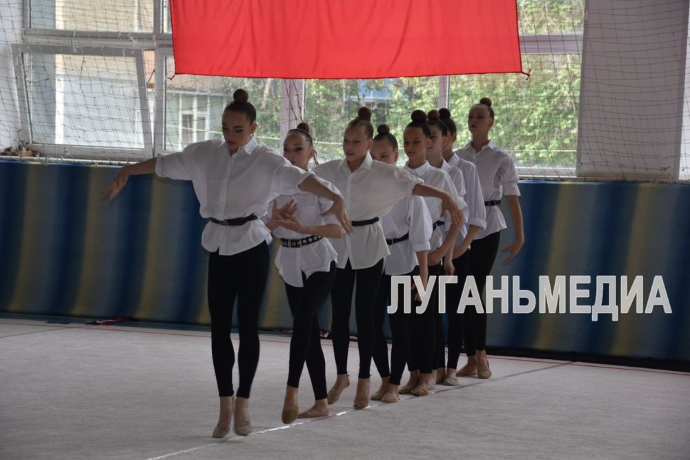 В Краснодоне проходит Открытый турнир по художественной гимнастике