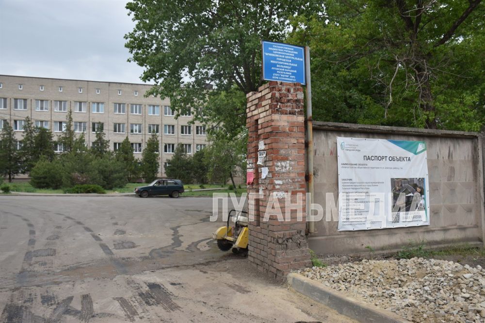 В Брянке продолжается благоустройство общественных территорий в рамках федерального проекта «Формирование комфортной городской среды» национального проекта «Инфраструктура для жизни»