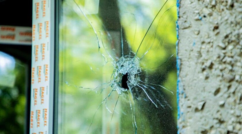 Остекление двух домов и автобуса повреждено при обстреле Первомайска — Колягин