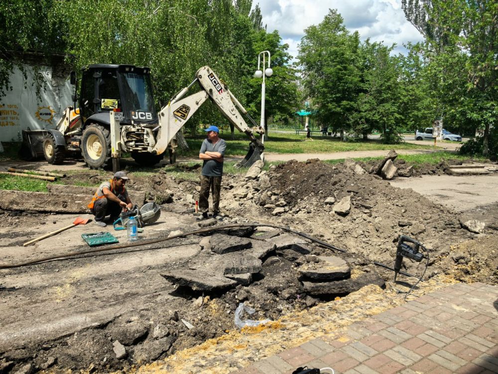 Сергей Козенко: В рамках специального инфраструктурного проекта специалисты подрядной организации ООО «Артстрой» приступили к работам по ремонту одной из центральных дорог уличной сети города Молодогвардейска — улицы Ленина