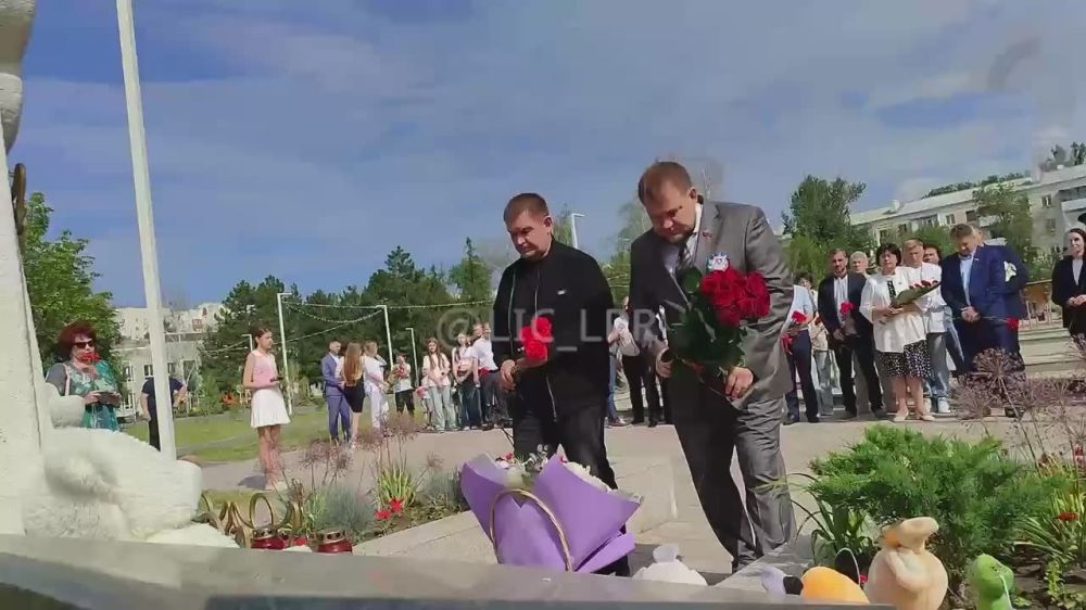 Представители власти, общественники и простые жители Луганской Народной Республики в День защиты детей несут цветы к памятному знаку "Погибшим детям Луганщины" в парке имени Щорса в Луганске, передает корреспондент ЛИЦ