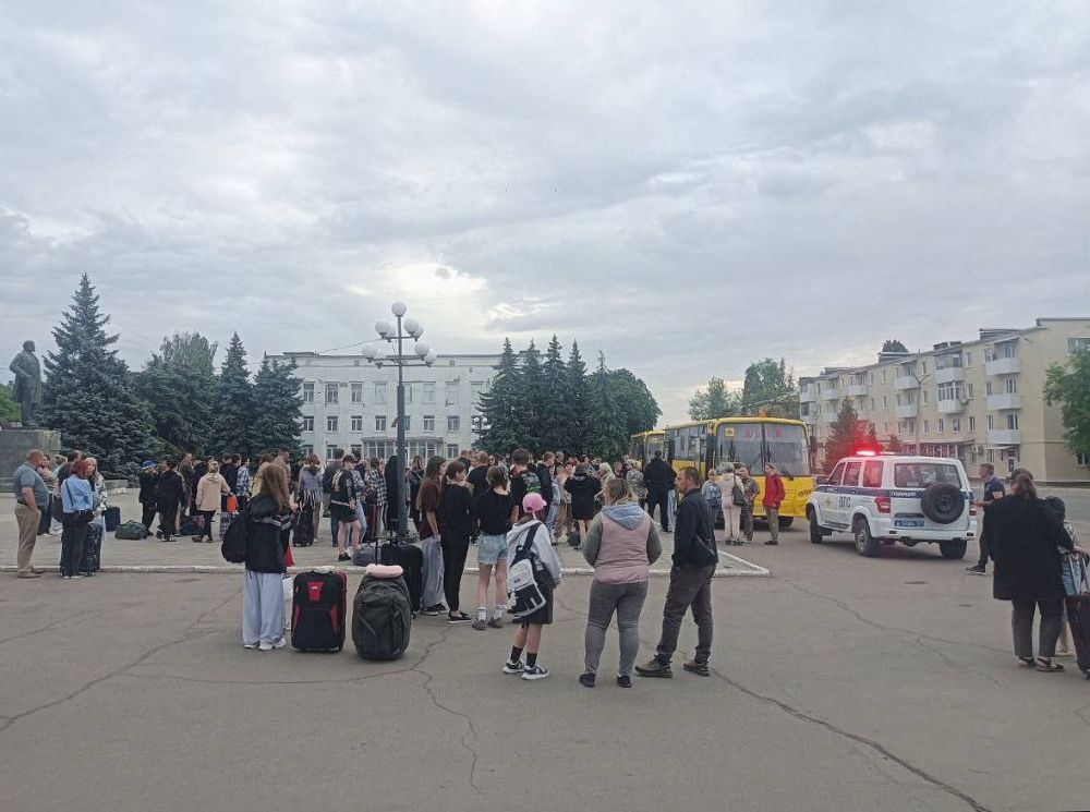 Сергей Колягин: Сегодня, в Международный день защиты детей, первая группа из 98-ми ребят, пусть и с небольшой задержкой, отправилась на отдых и оздоровление в Спортивно-оздоровительный центр «Дружба» города Малоярославец...