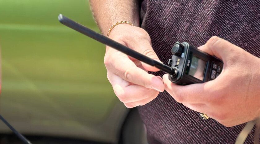 Народный фронт передал больнице в Кременной детектор для защиты скорых от дронов