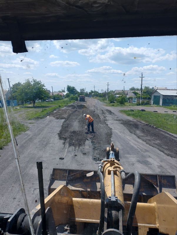 Андрей Рубанцов: Сегодня коммунальщиками городского округа велись работы по подсыпке и выравниванию автомобильной дороги на ул.Артёма поселка Киевский