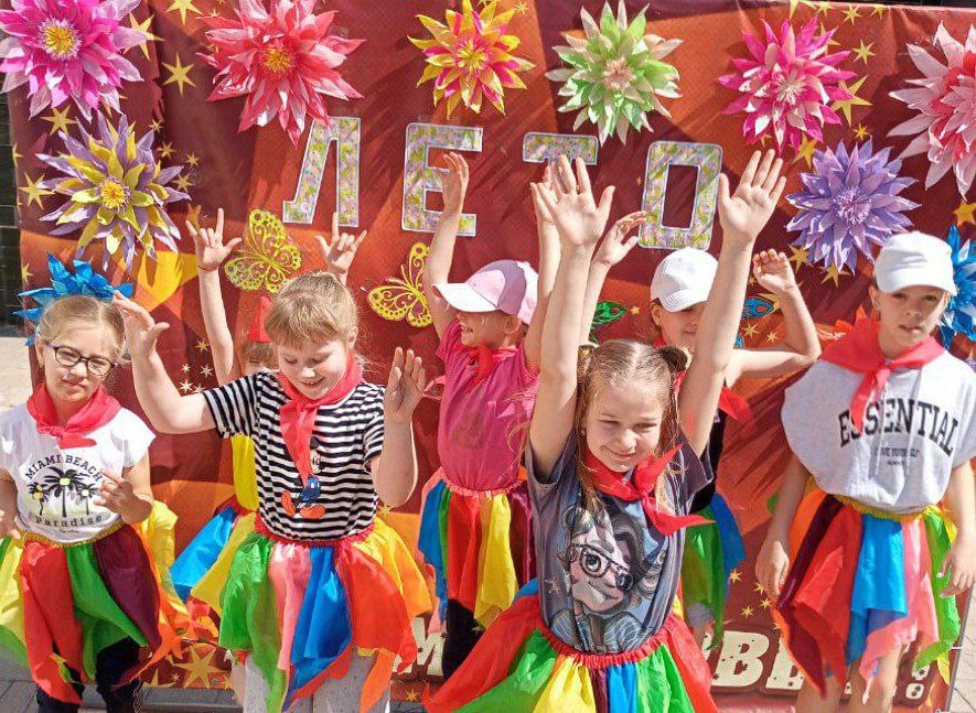 Сегодня в Краснодонском муниципальном округе состоялось важное событие — открытие пришкольных тематических площадок в 13 школах, которые станут настоящим центром летнего отдыха для детей