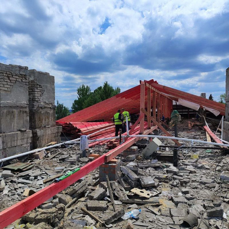 Специалисты Ставропольского края приступили к ремонту крыш в Антраците