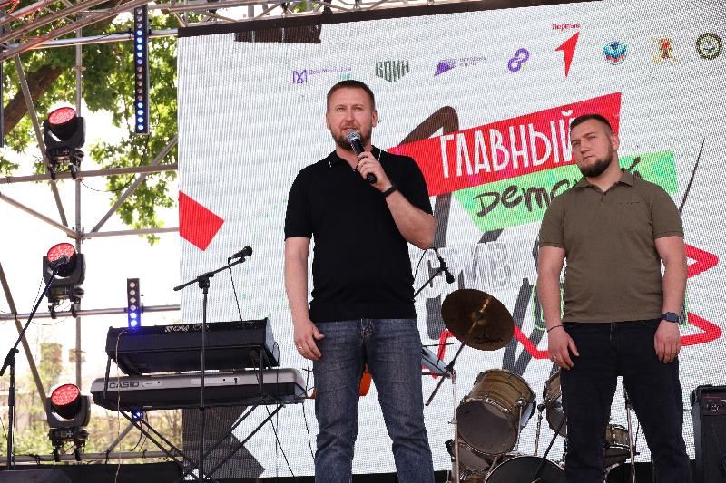 Денис Мирошниченко в рамках фестиваля Движения Первых поздравил юных жителей республики