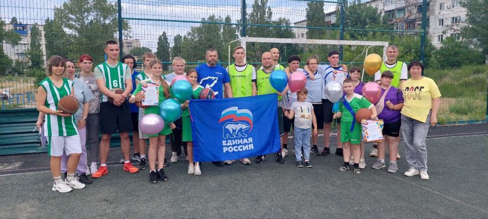 В рамках Всероссийского спортивного марафона «Сила России» на спортивной площадке города Рубежное прошли соревнования по баскетболу 3х3, посвященные Дню защиты детей