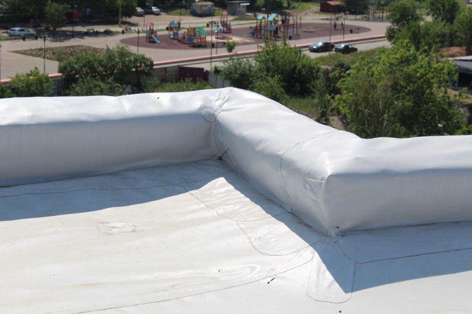 Сергей Козенко: В рамках специального инфраструктурного проекта специалистами шефа-региона Курганской области продолжаются работы по ремонту кровли МКД